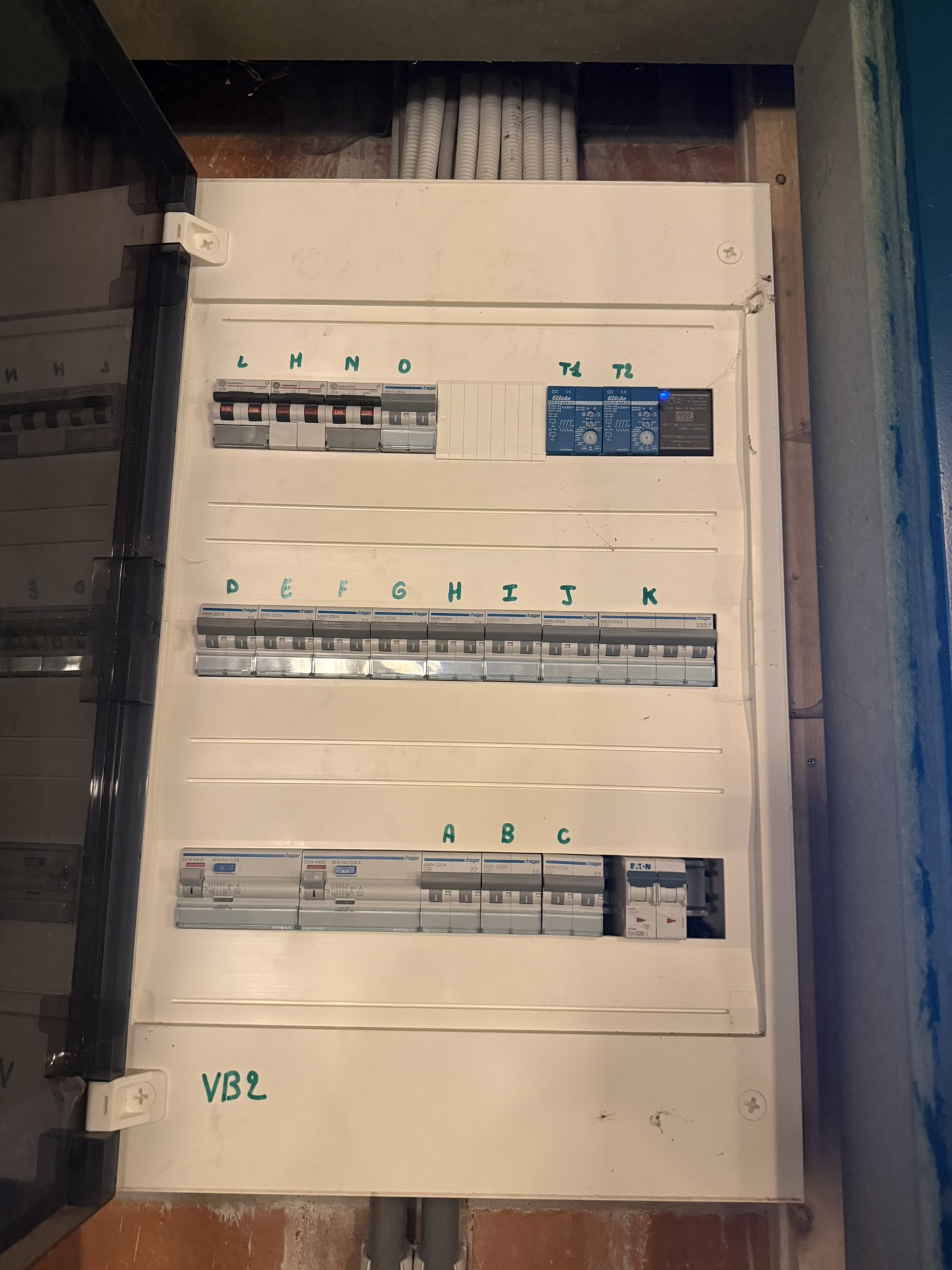 Uitgebreide elektriciteitskast met Qbus-sturing in Aalst