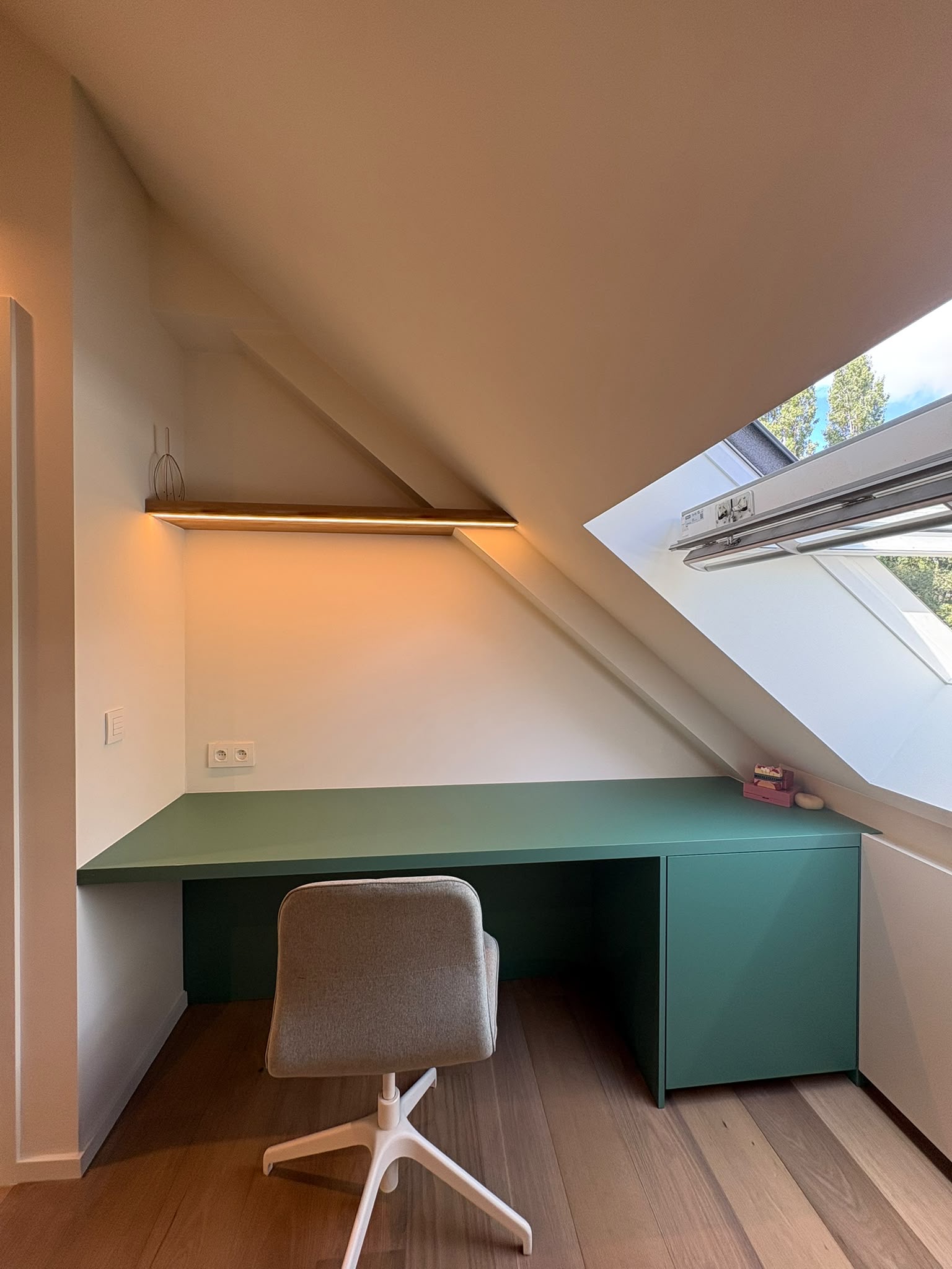 Tweede beeld van LED-verlichting in dezelfde zolderrenovatie